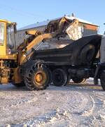В Октябрьске продолжается работа по уборке снега и наледи с городских дорог и тротуаров.