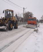 Коммунальные службы продолжают активно убирать от снега улично-дорожную сеть.
