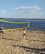 На набережной появилась площадка по пляжному волейболу .