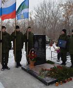13 января на центральном городском кладбище, на месте воинского захоронения известного всем жителям Октябрьска Сергея Павлихина, был установлен памятник.