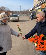 В преддверии 8 марта женщины Октябрьска принимают теплые поздравления и цветы от Губернатора Самарской области Дмитрия Азарова!