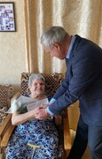Глава г.о. Октябрьск Владимир Ревин поздравил с 98-ым днем рождения ветерана Великой Отечественной войны, труженицу тыла Малову Екатерину Павловну.