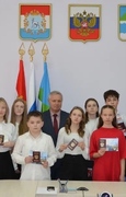 В администрации г.о. Октябрьск состоялась церемония вручения паспортов гражданина Российской Федерации четырнадцати юным жителям города -активистам Движения Первых, достигших 14-летнего возраста.