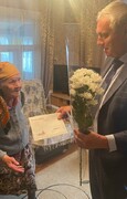 Глава г.о. Октябрьск Владимир Ревин навестил ветерана Великой Отечественной войны Валентину Алексеевну Захарову, чтобы поздравить её со 101-летием. 