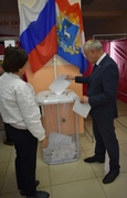 Глава г.о. Октябрьск Владимир Ревин одним из первых принял участие в голосовании на выборах депутатов Государственной Думы РФ и Самарской Губернской Думы.