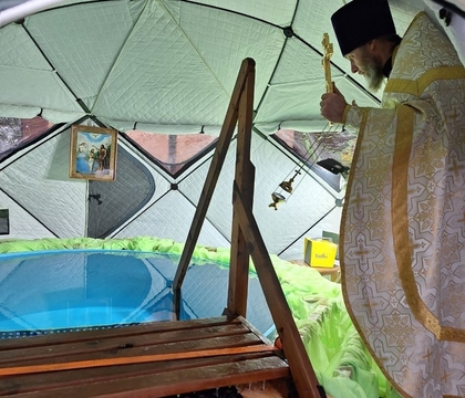 Свыше двухсот жителей Октябрьска встретили великий праздник Крещения на территории Храма Вознесения Господня.