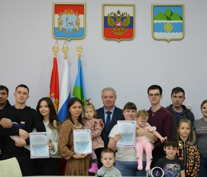 Молодым семьям — поддержка: в Октябрьске вручили свидетельства на приобретение жилья.