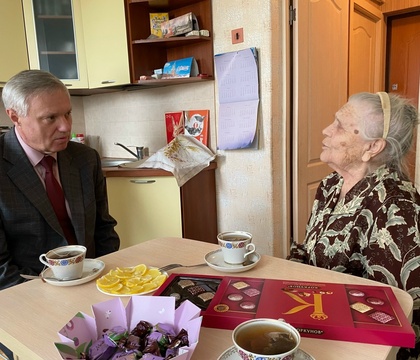 Глава г.о. Октябрьск В.В. Ревин поздравил ветерана  Великой Отечественной войны Кабанову Нину Ивановну с 98-летием.