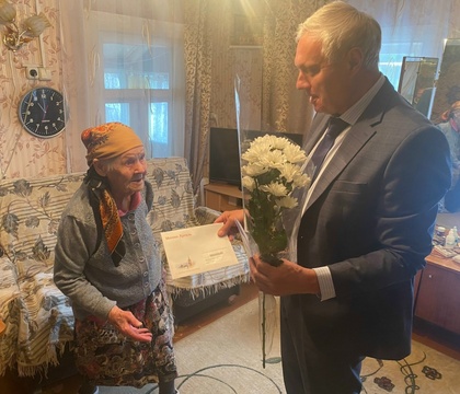 Глава г.о. Октябрьск Владимир Ревин навестил ветерана Великой Отечественной войны Валентину Алексеевну Захарову, чтобы поздравить её со 101-летием. 
