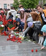 Торжественное возложение цветов, посвящённое 79-ой годовщине Победы в Великой Отечественной войне 1941-1945 годов прошло сегодня на центральной площади городского округа Октябрьск.