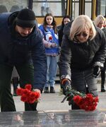 Церемония возложения цветов к мемориалу "Вечный огонь"