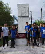 «Волонтёры Победы» обновили территорию у городских памятников