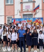 Сегодня школьные дворы вновь зазвучали радостным детским смехом и засияли улыбками ребят