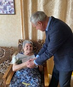 Глава г.о. Октябрьск Владимир Ревин поздравил с 98-ым днем рождения ветерана Великой Отечественной войны, труженицу тыла Малову Екатерину Павловну.