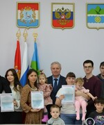 Молодым семьям — поддержка: в Октябрьске вручили свидетельства на приобретение жилья.