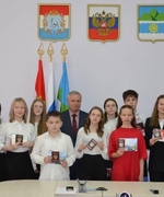 В администрации г.о. Октябрьск состоялась церемония вручения паспортов гражданина Российской Федерации четырнадцати юным жителям города -активистам Движения Первых, достигших 14-летнего возраста.