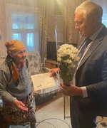 Глава г.о. Октябрьск Владимир Ревин навестил ветерана Великой Отечественной войны Валентину Алексеевну Захарову, чтобы поздравить её со 101-летием. 