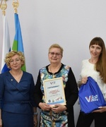 Глава городского округа Октябрьск Александра Гожая сегодня вручила призы победителям Викторины "За родное-за свое"